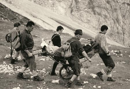 Prevoz ponesrečene nemške turistke s Kamniškega sedla leta 1967 (Arhiv Ceneta Griljca) 